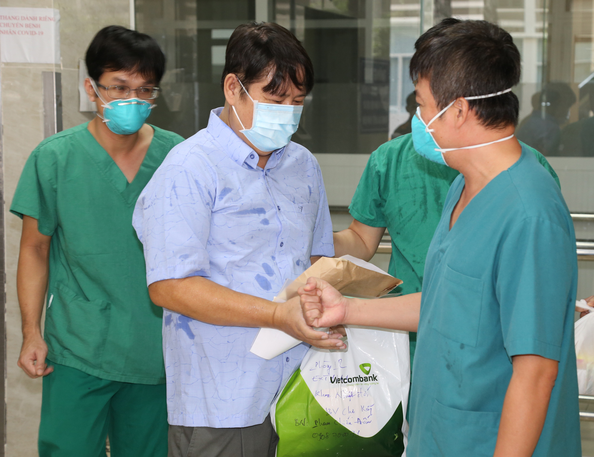 Bệnh nhân là chiến sĩ công an mắc Covid-19 nặng ở TP HCM xuất viện - Ảnh 1.