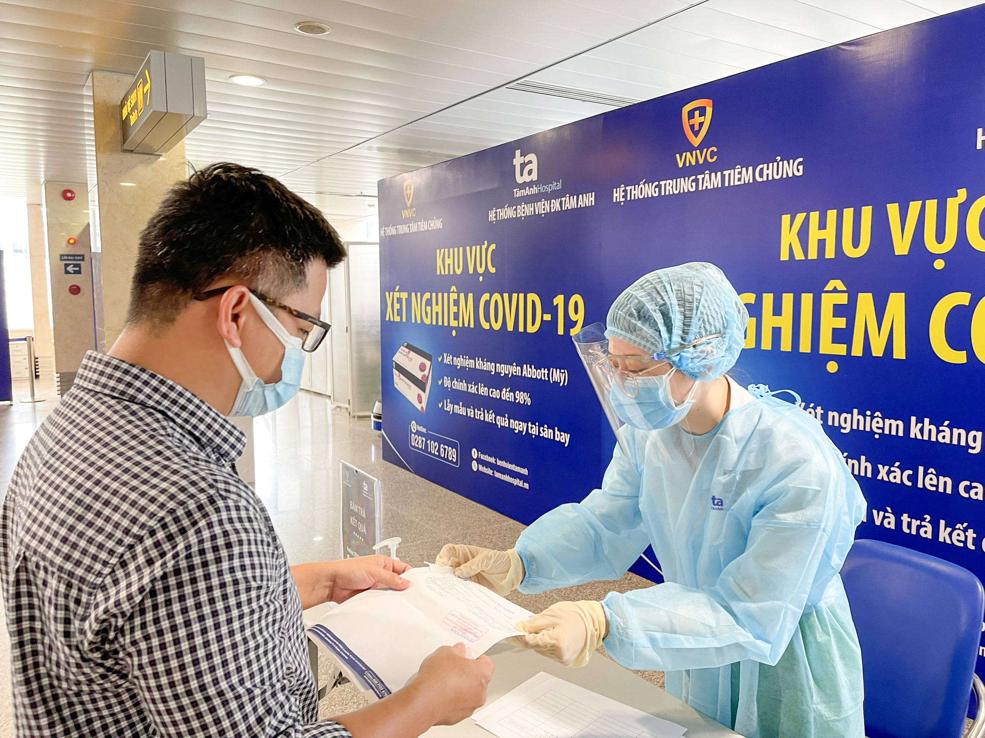 Mở dịch vụ x&eacute;t nghiệm Covid-19 trả kết quả ngay tại s&acirc;n bay T&acirc;n Sơn Nhất - Ảnh 2.