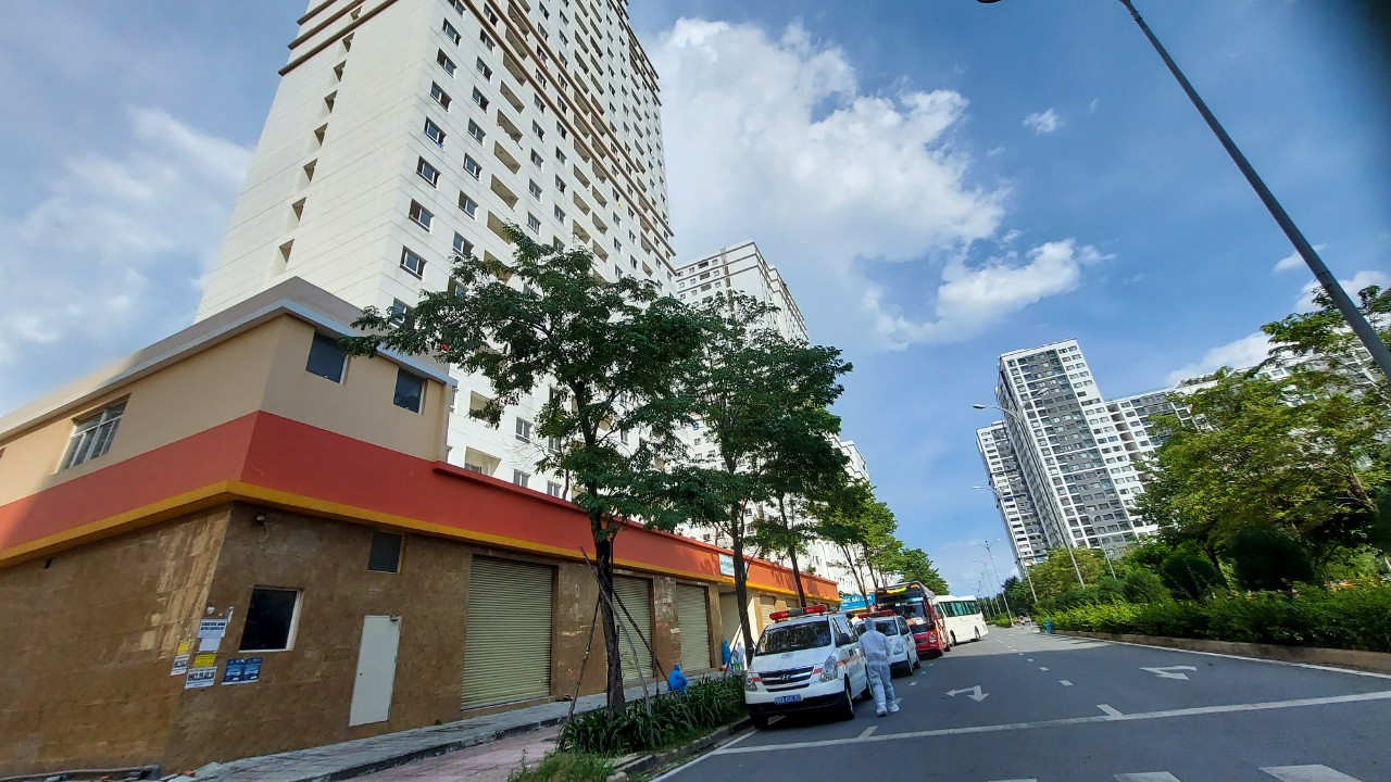 Thủ tướng Phạm Minh Chính trực tiếp kiểm tra chống dịch tại TP HCM - Ảnh 4.