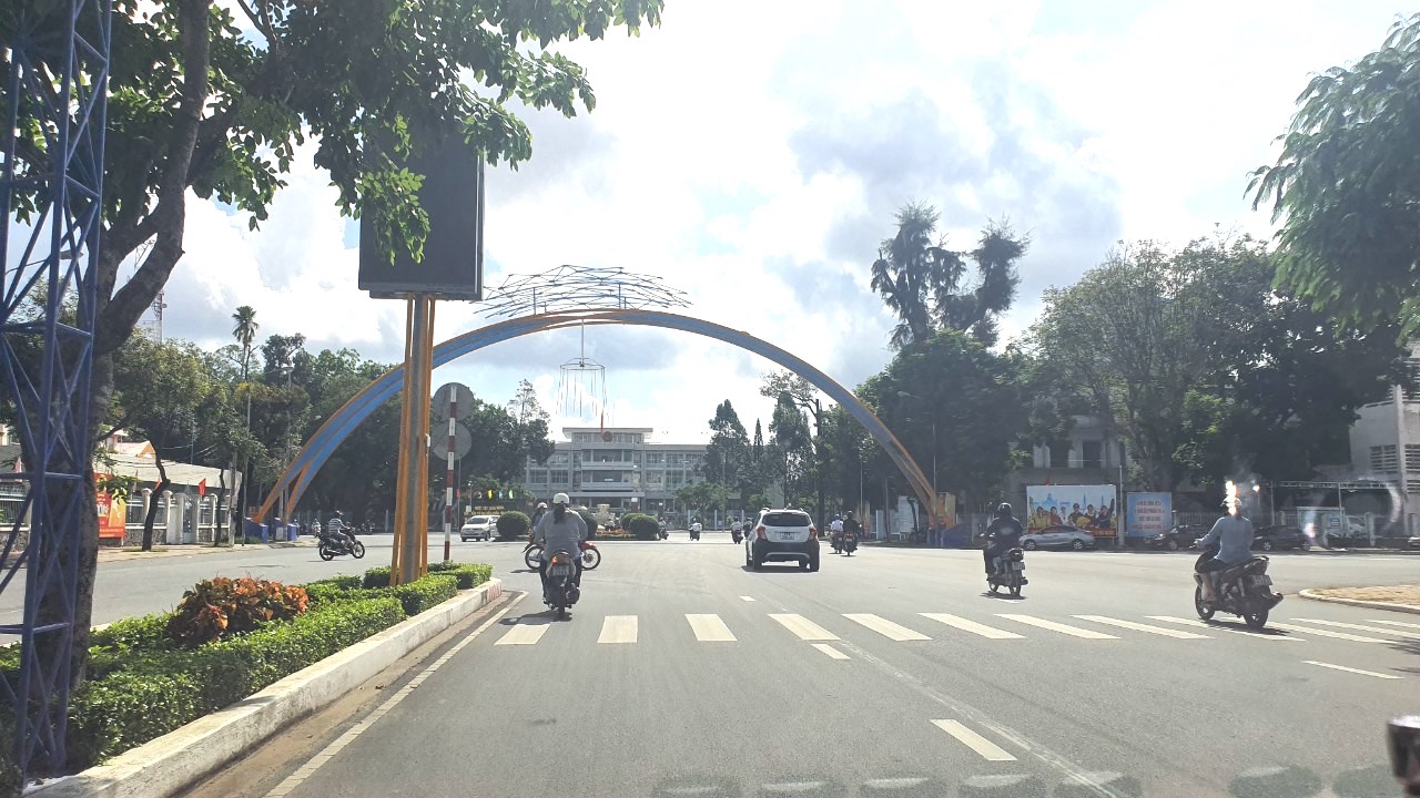 Ng&agrave;y đầu gi&atilde;n c&aacute;ch x&atilde; hội, Cần Thơ vẫn c&ograve;n đ&ocirc;ng người nơi c&ocirc;ng cộng - Ảnh 1.