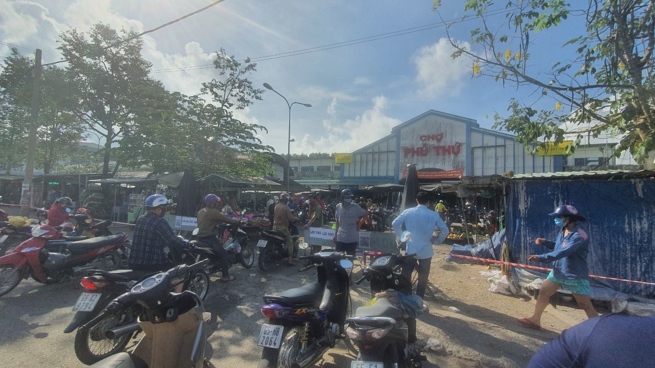 Ng&agrave;y đầu gi&atilde;n c&aacute;ch x&atilde; hội, Cần Thơ vẫn c&ograve;n đ&ocirc;ng người nơi c&ocirc;ng cộng - Ảnh 9.