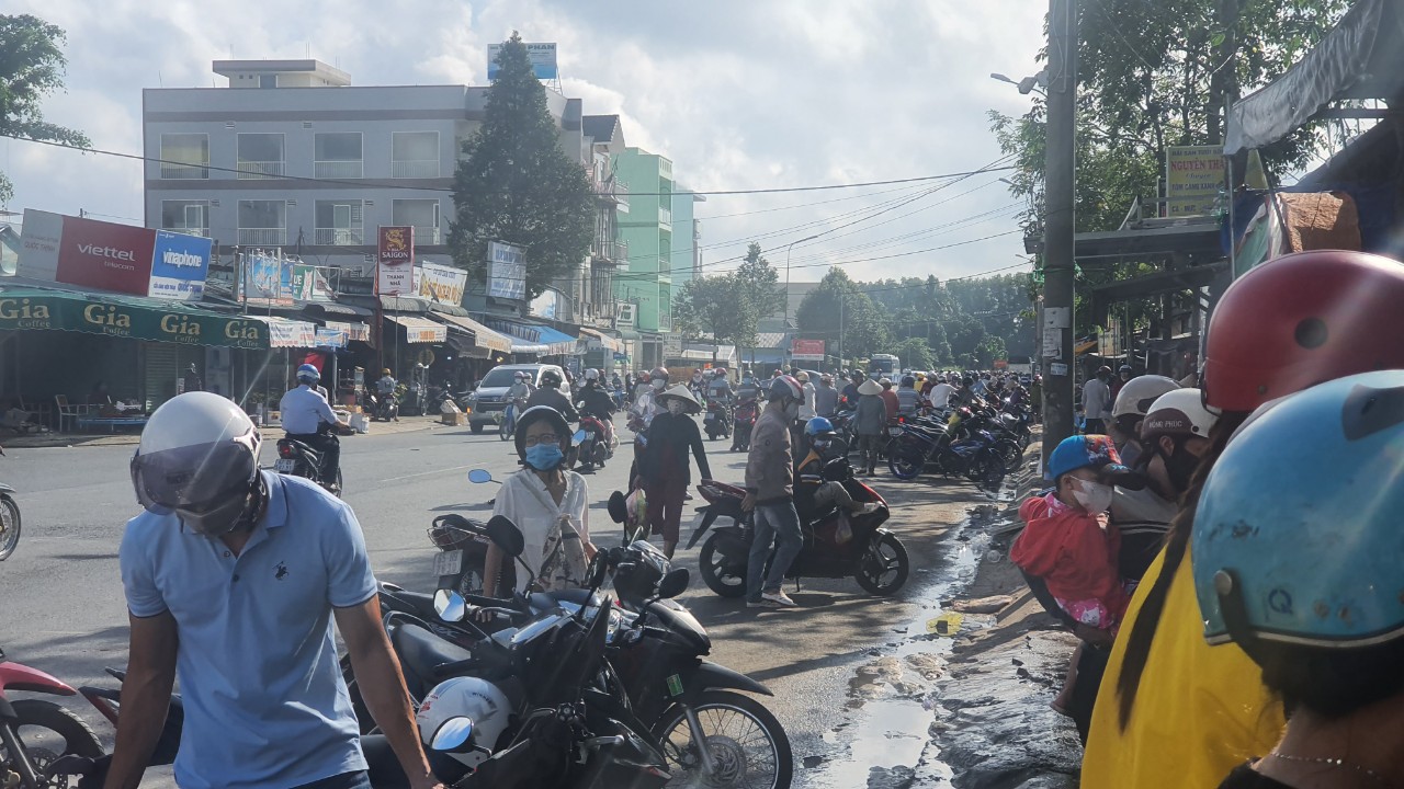 Ng&agrave;y đầu gi&atilde;n c&aacute;ch x&atilde; hội, Cần Thơ vẫn c&ograve;n đ&ocirc;ng người nơi c&ocirc;ng cộng - Ảnh 10.