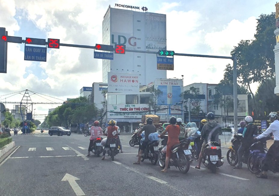 Ng&agrave;y đầu gi&atilde;n c&aacute;ch x&atilde; hội, Cần Thơ vẫn c&ograve;n đ&ocirc;ng người nơi c&ocirc;ng cộng - Ảnh 2.