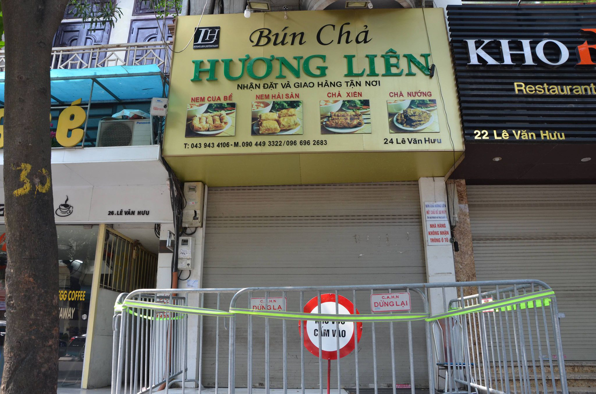 CLIP: Cận cảnh phong toả quán bún chả cựu Tổng thống Obama từng tới ăn