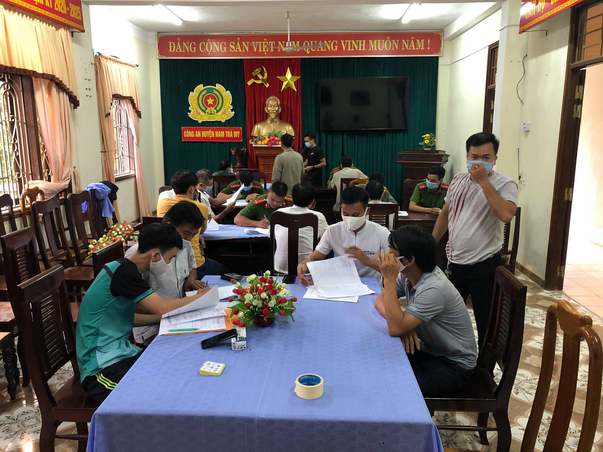 Quảng Nam: Ph&aacute; th&ecirc;m 2 ổ c&aacute; độ b&oacute;ng đ&aacute; m&ugrave;a Euro, tạm giữ 19 người - Ảnh 1.