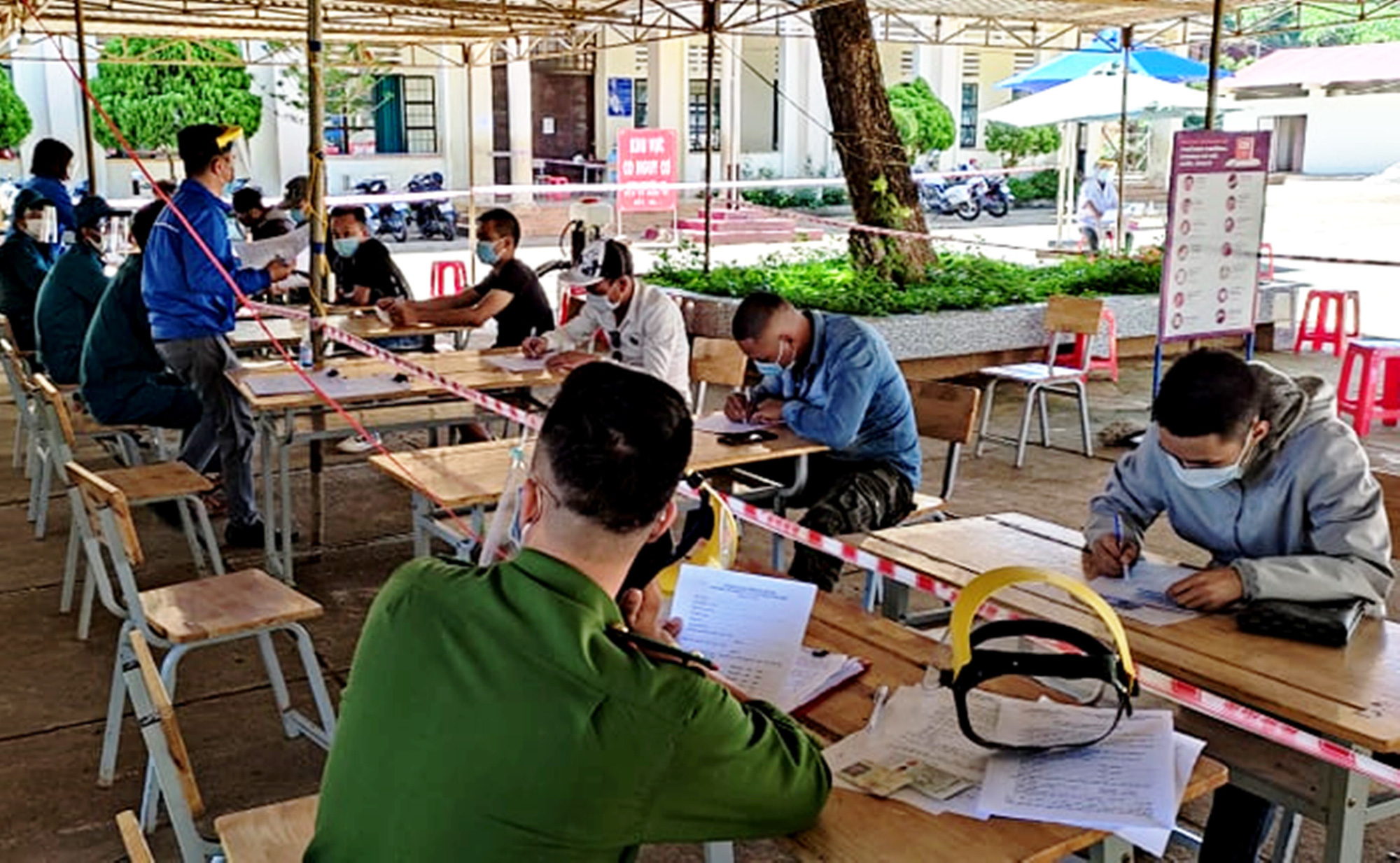 5 đối tượng trốn khai b&aacute;o tại chốt kiểm dịch Covid-19 - Ảnh 1.