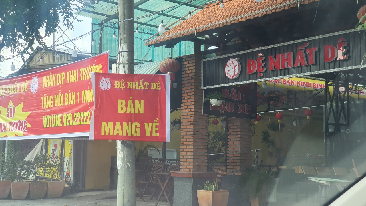 Ng&agrave;y đầu gi&atilde;n c&aacute;ch x&atilde; hội, Cần Thơ vẫn c&ograve;n đ&ocirc;ng người nơi c&ocirc;ng cộng - Ảnh 5.
