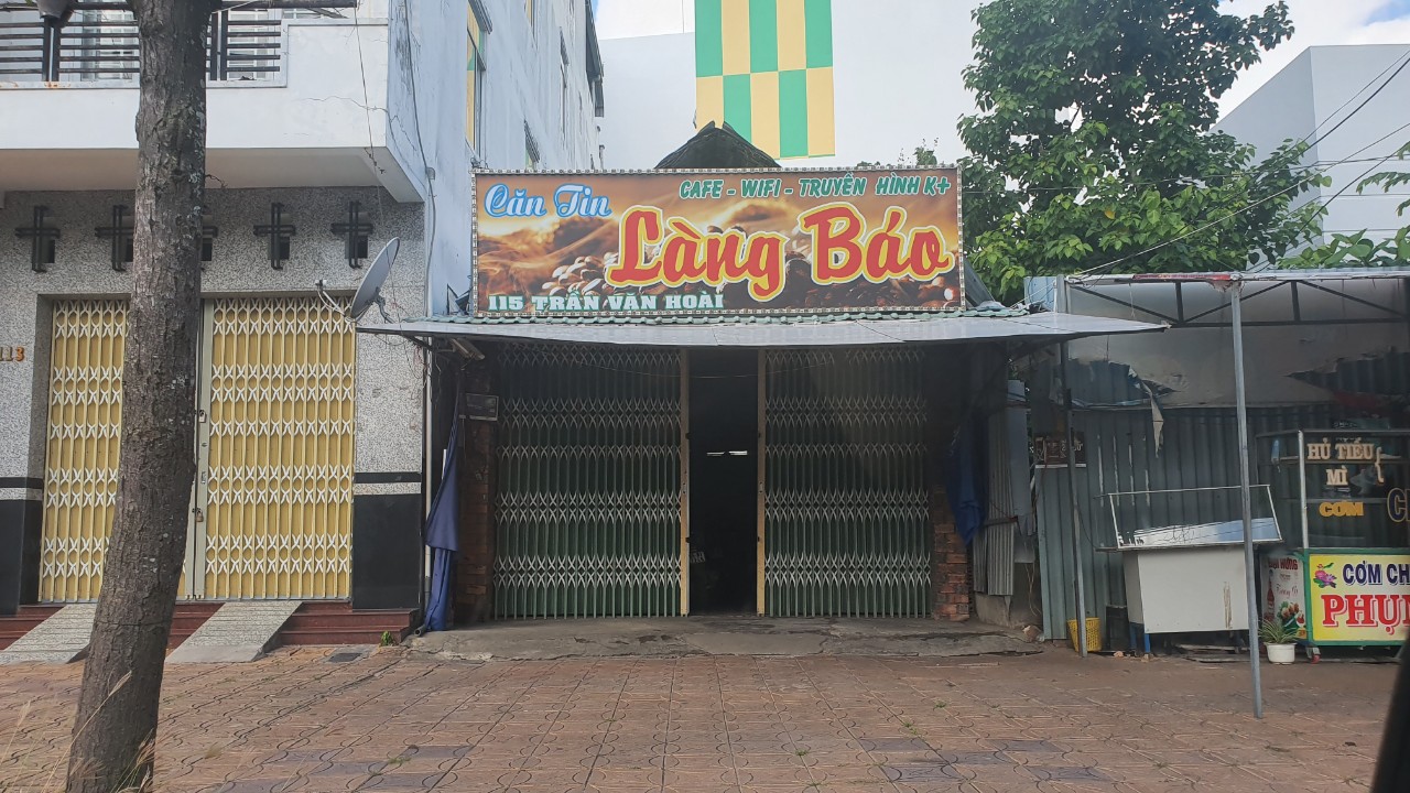 Ng&agrave;y đầu gi&atilde;n c&aacute;ch x&atilde; hội, Cần Thơ vẫn c&ograve;n đ&ocirc;ng người nơi c&ocirc;ng cộng - Ảnh 4.