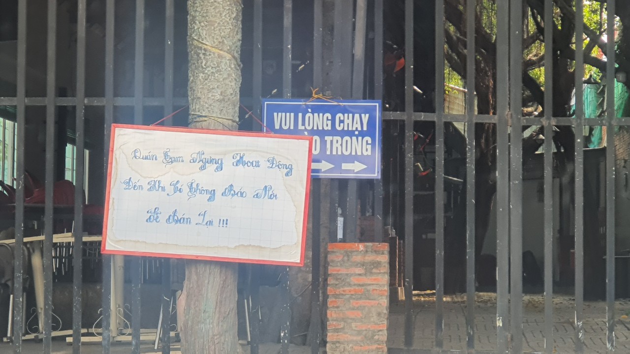 Ng&agrave;y đầu gi&atilde;n c&aacute;ch x&atilde; hội, Cần Thơ vẫn c&ograve;n đ&ocirc;ng người nơi c&ocirc;ng cộng - Ảnh 3.