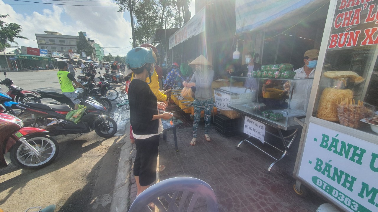 Ng&agrave;y đầu gi&atilde;n c&aacute;ch x&atilde; hội, Cần Thơ vẫn c&ograve;n đ&ocirc;ng người nơi c&ocirc;ng cộng - Ảnh 11.