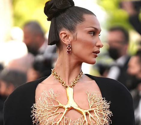 Siêu mẫu Bella Hadid lấy vàng... che ngực trần