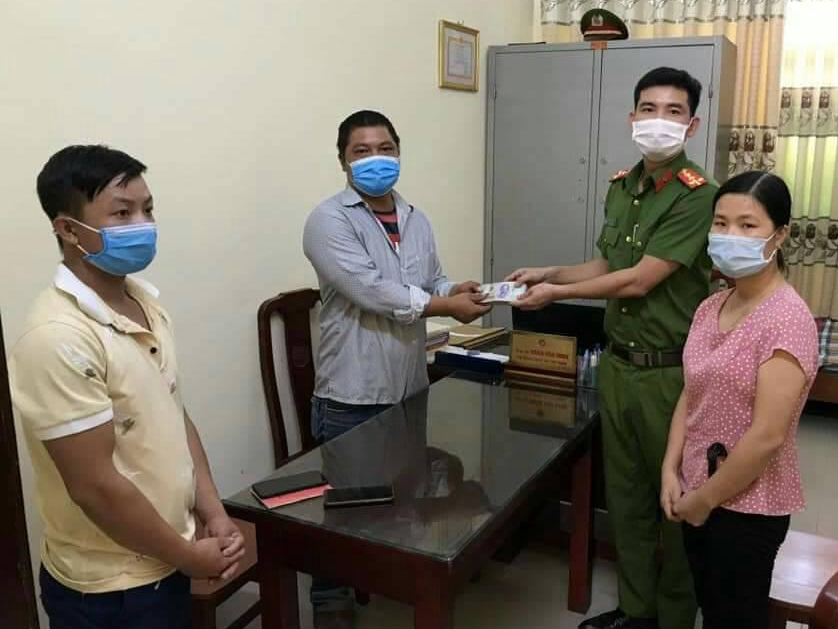Người dân nhặt 70 triệu đồng rơi vãi trên đường trả lại người mất