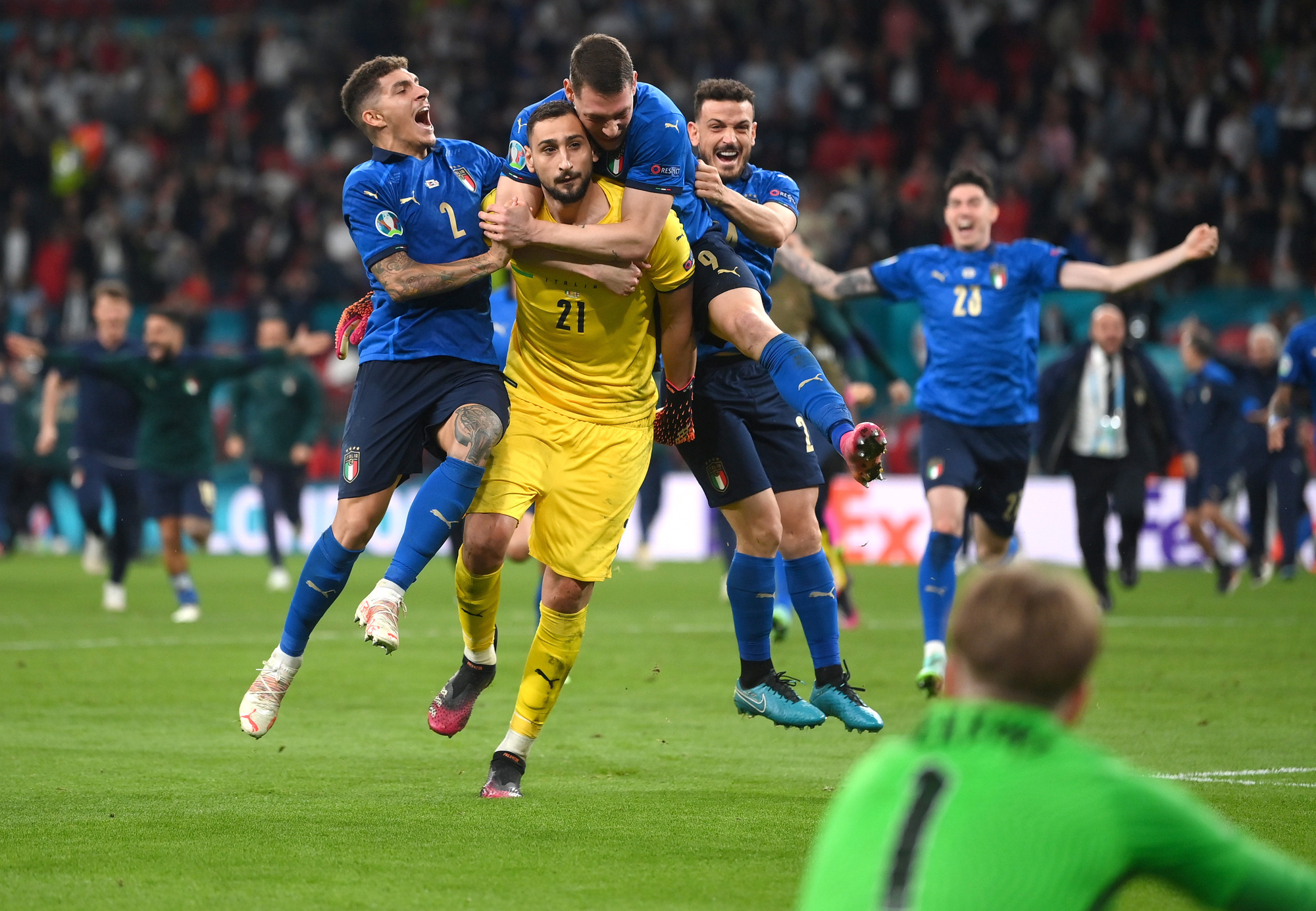 Lạ l&ugrave;ng Euro 2020: Hai thủ m&ocirc;n được t&ocirc;n vinh xuất sắc nhất - Ảnh 2.