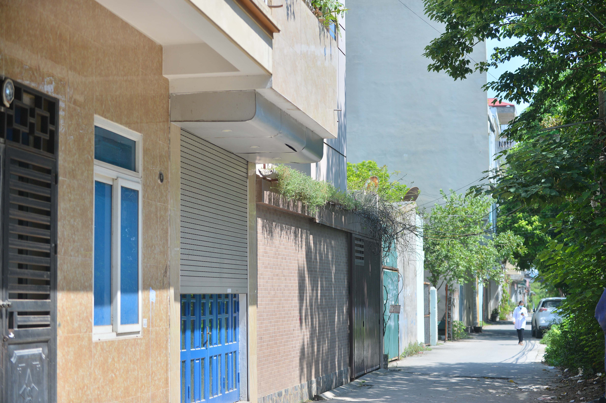 Cận cảnh gõ cửa từng nhà yêu cầu người dân khai báo y tế - Ảnh 4.