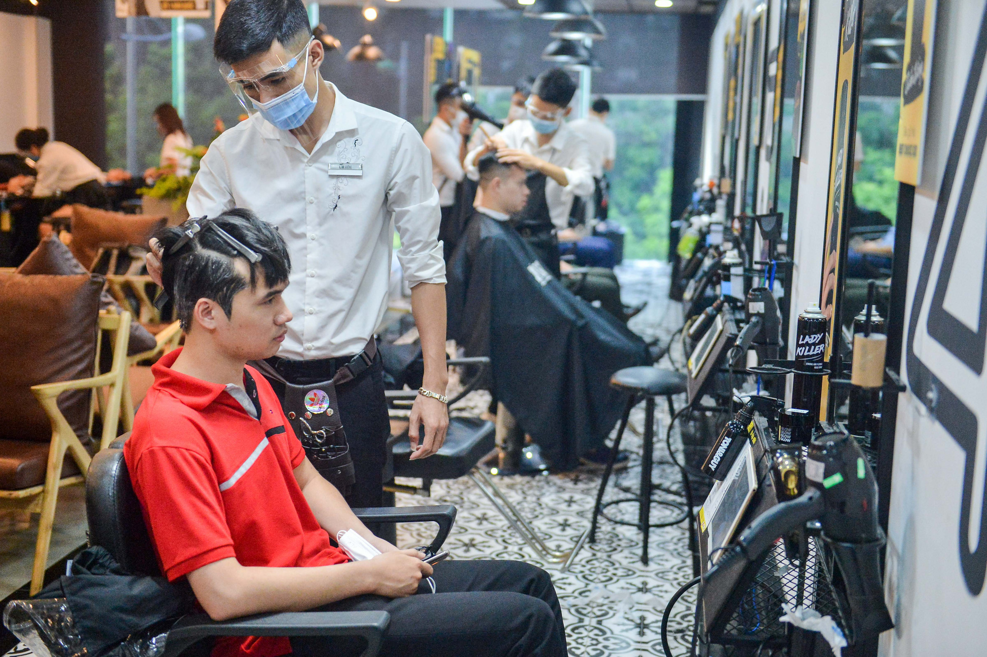 Người dân chờ hàng tiếng đồng hồ để cắt tóc trước “giờ G”