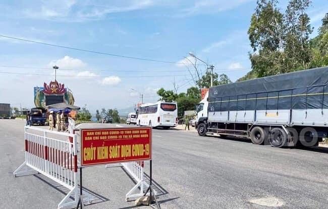 B&igrave;nh Định: &ldquo;Bắt quả tang&rdquo; thanh ni&ecirc;n trốn trong cốp xe con để qua chốt kiểm so&aacute;t dịch - Ảnh 1.