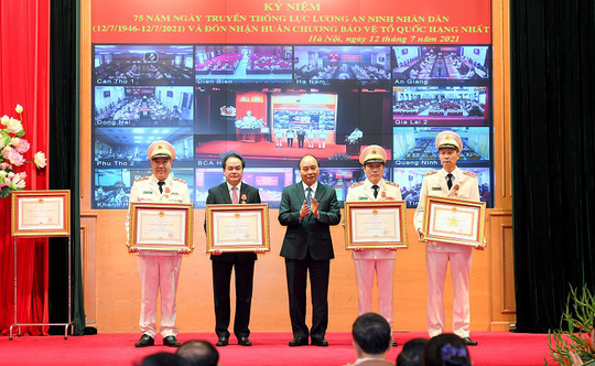 Chủ tịch nước dự Lễ kỷ niệm 75 năm Ng&agrave;y truyền thống lực lượng An ninh nh&acirc;n d&acirc;n - Ảnh 3.