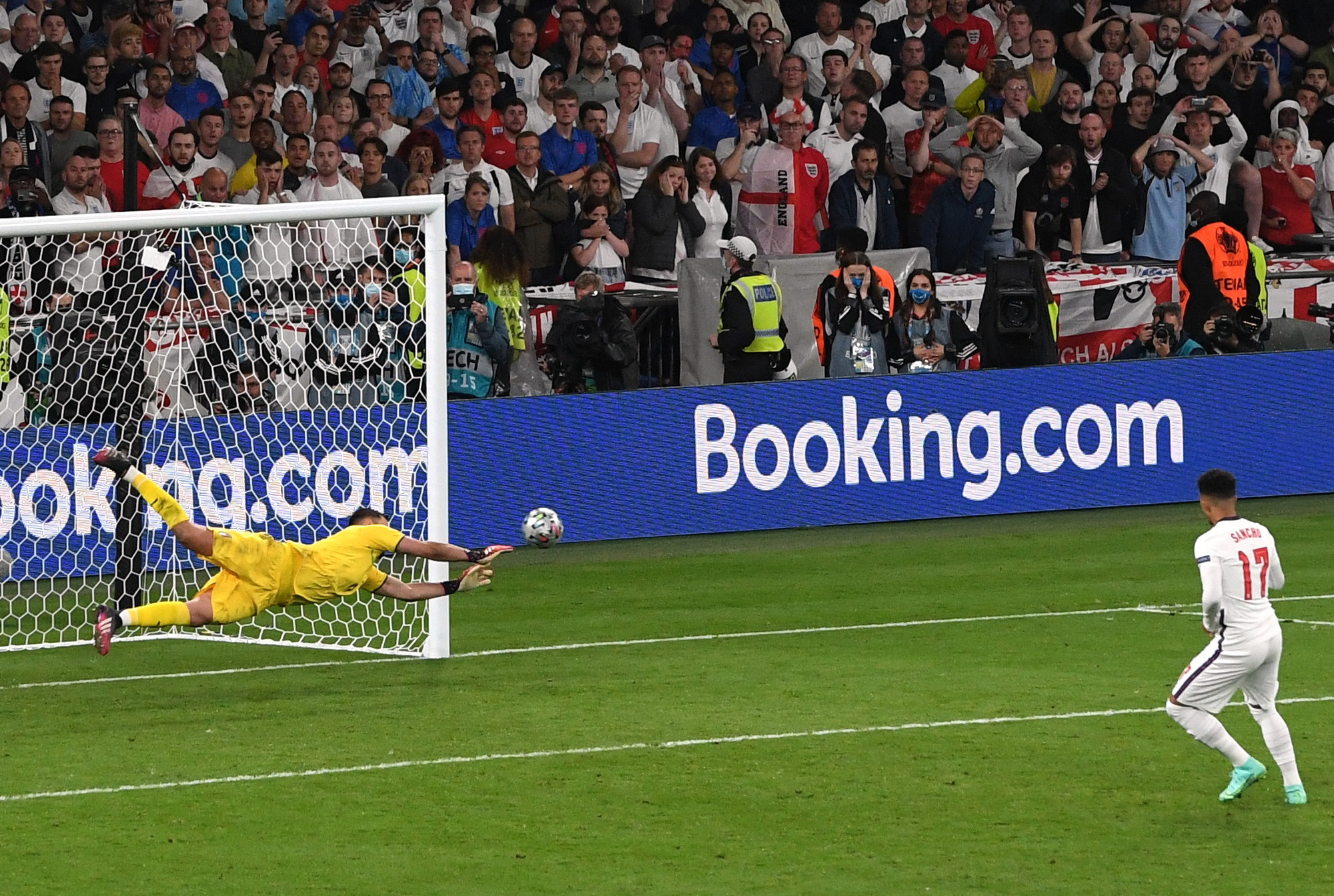 Lạ l&ugrave;ng Euro 2020: Hai thủ m&ocirc;n được t&ocirc;n vinh xuất sắc nhất - Ảnh 1.