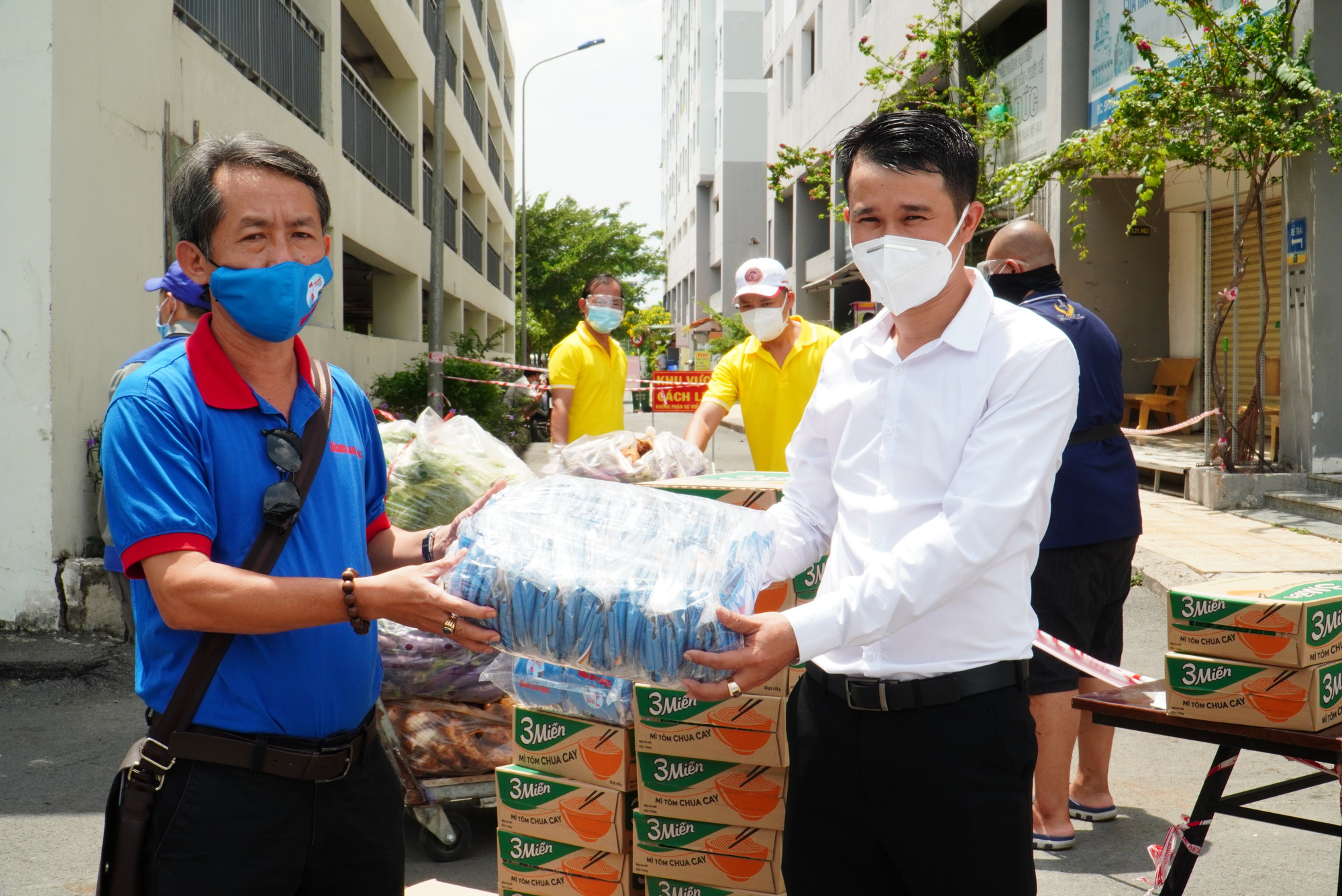 Cư d&acirc;n chung cư 3 lần phong tỏa, nhận hỗ trợ từ B&aacute;o Người Lao Động - Ảnh 1.