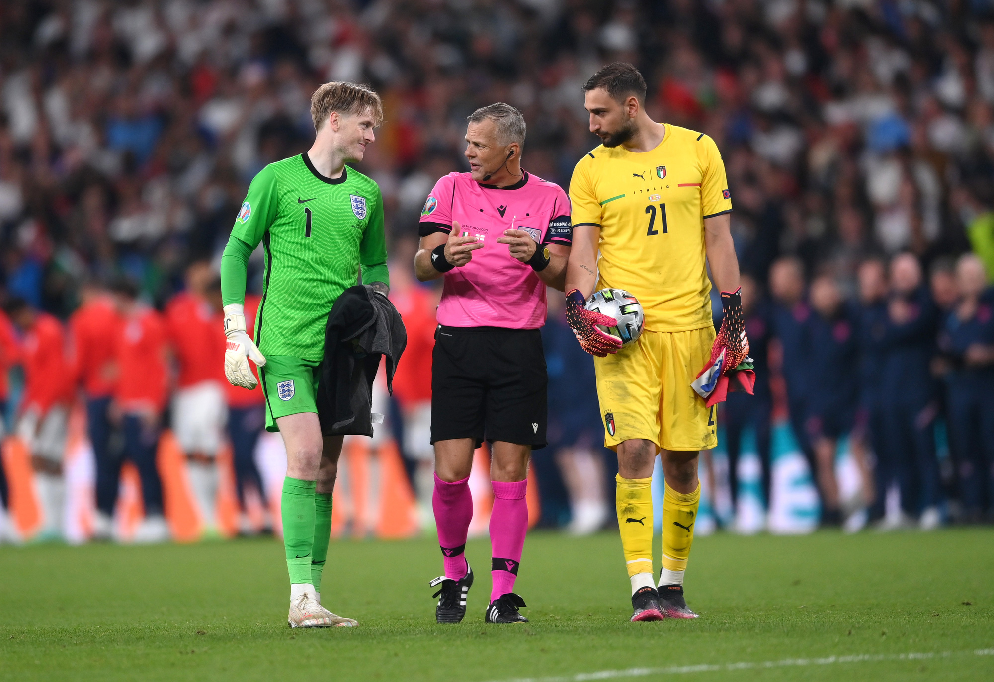 Lạ l&ugrave;ng Euro 2020: Hai thủ m&ocirc;n được t&ocirc;n vinh xuất sắc nhất - Ảnh 5.