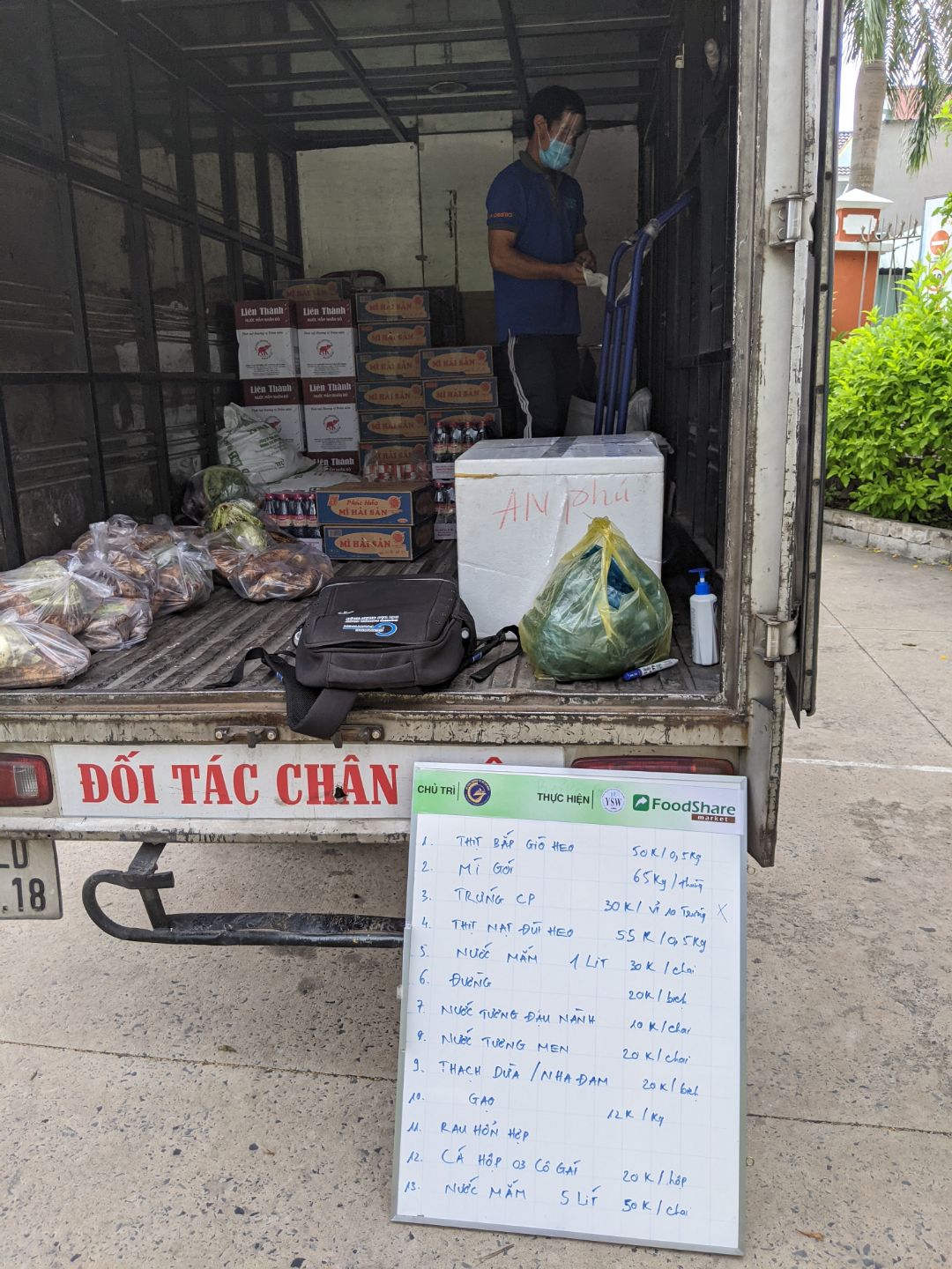Xe tải đem thịt heo, rau củ, gạo... đến bán tận khu dân cư, người dân rủ nhau xếp hàng mua - Ảnh 4.