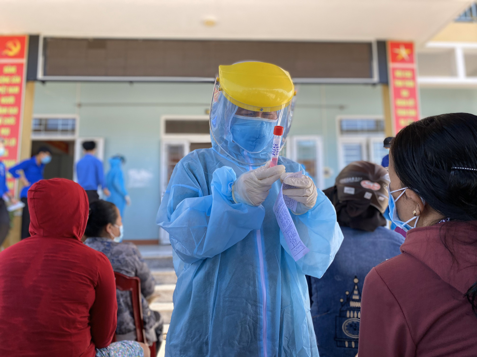 Đà Nẵng: Một thợ cắt tóc nữ dương tính với SARS-CoV-2 trong cộng đồng