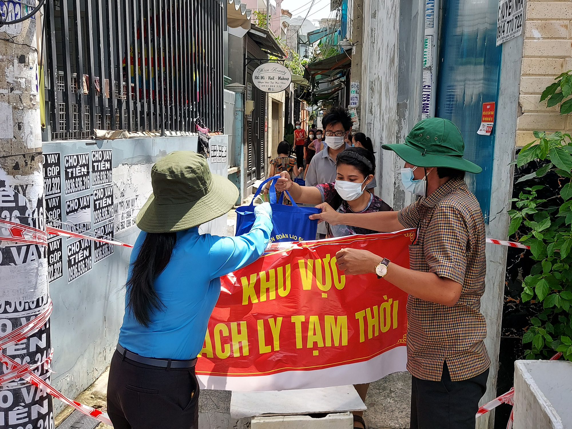 Ai làm thủ tục đề nghị hỗ trợ?