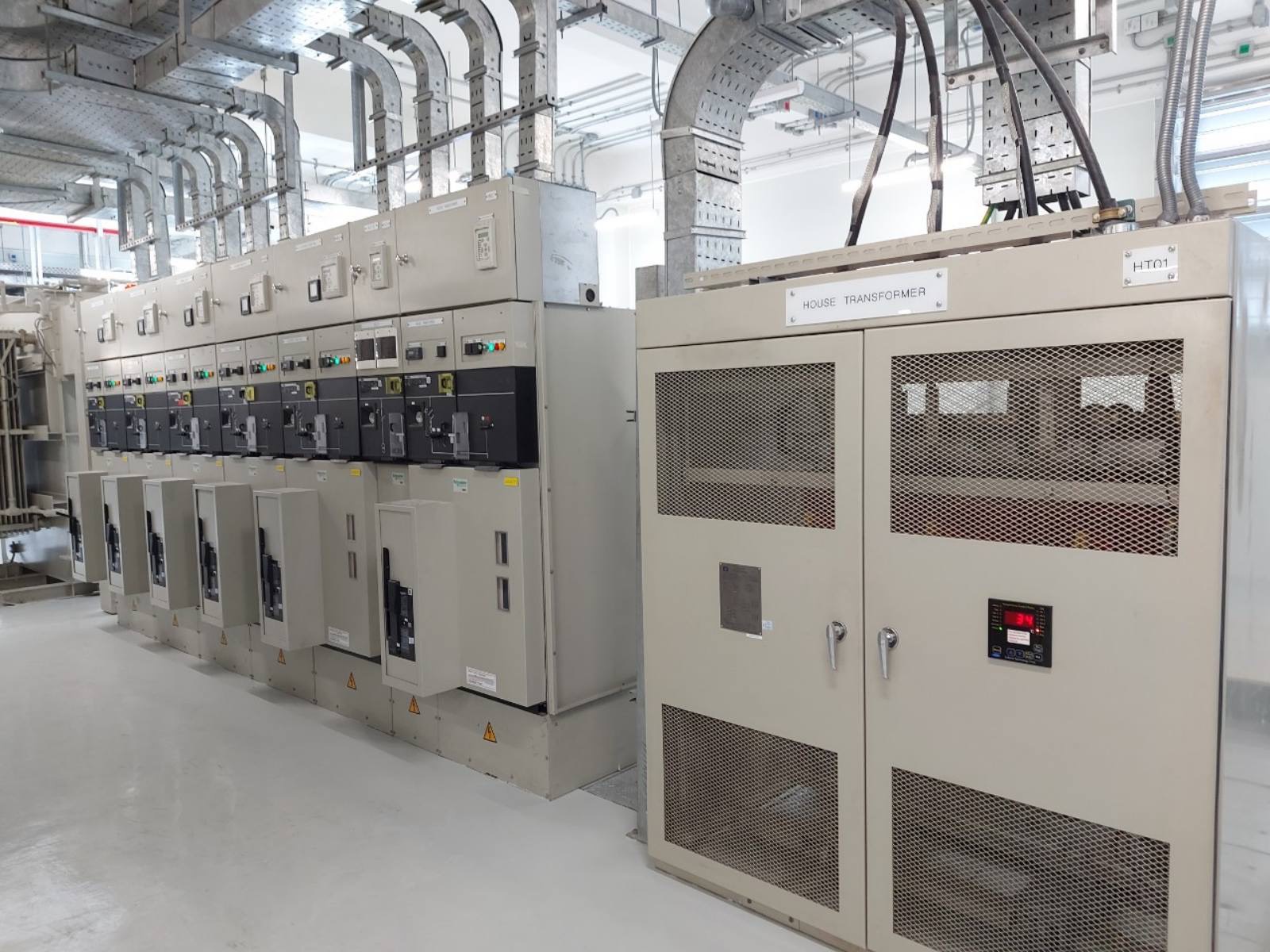 Hình ảnh cận cảnh 2 đoàn tàu số 6, 7 và đóng điện trạm biến áp của tuyến metro số 1 - Ảnh 7.