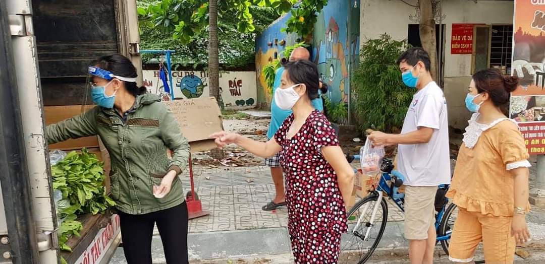 Xe tải đem thịt heo, rau củ, gạo... đến bán tận khu dân cư, người dân rủ nhau xếp hàng mua - Ảnh 3.
