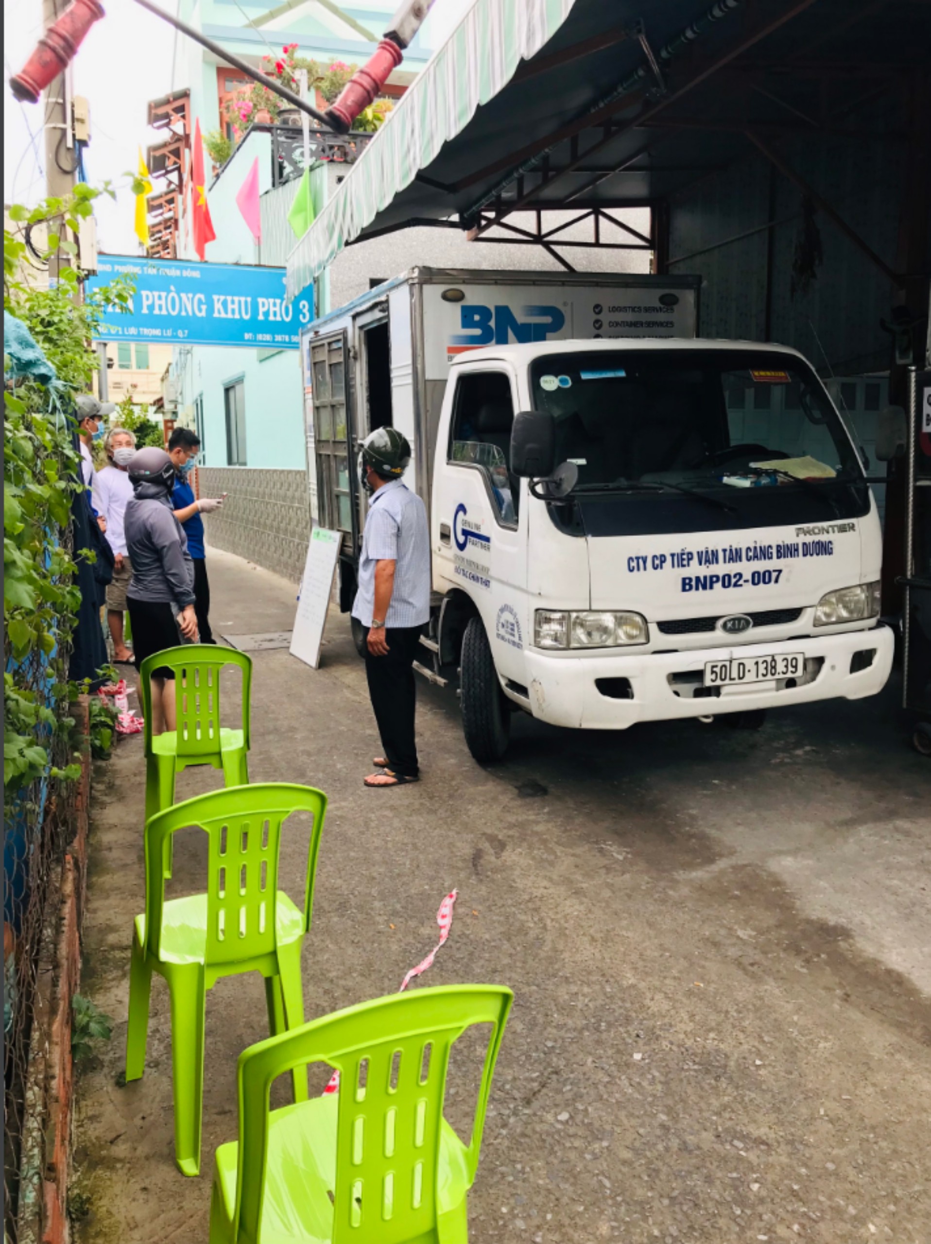 Xe tải đem thịt heo, rau củ, gạo... đến bán tận khu dân cư, người dân rủ nhau xếp hàng mua - Ảnh 12.