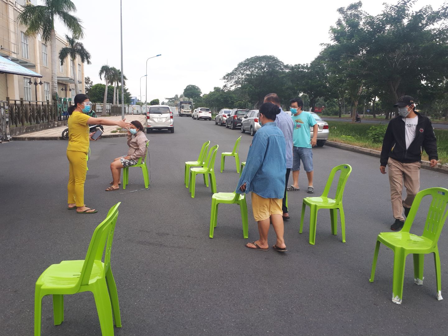Xe tải đem thịt heo, rau củ, gạo... đến bán tận khu dân cư, người dân rủ nhau xếp hàng mua - Ảnh 13.