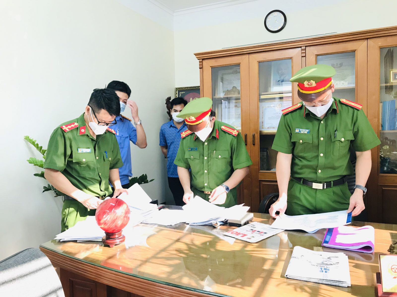 Hiệu trưởng v&agrave; trưởng ph&ograve;ng Trường Trung cấp nghề GTVT bị khởi tố - Ảnh 1.