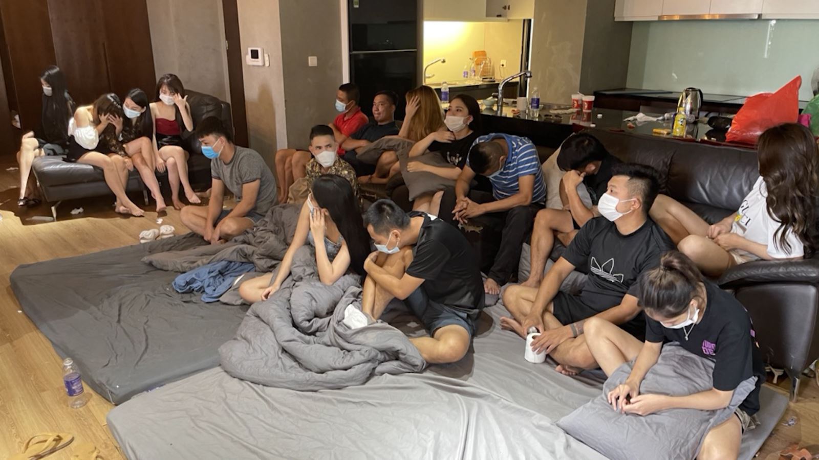 Bất chấp dịch Covid-19, 17 nam nữ vẫn "bay lắc" trong căn hộ ở khu đô thị