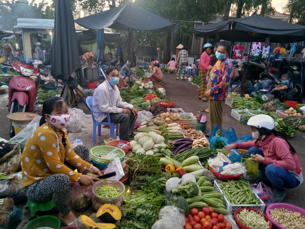 Chợ đầu mối ở Cần Thơ diễn biến phức tạp, Đồng Tháp cách ly xã hội toàn tỉnh - Ảnh 4.
