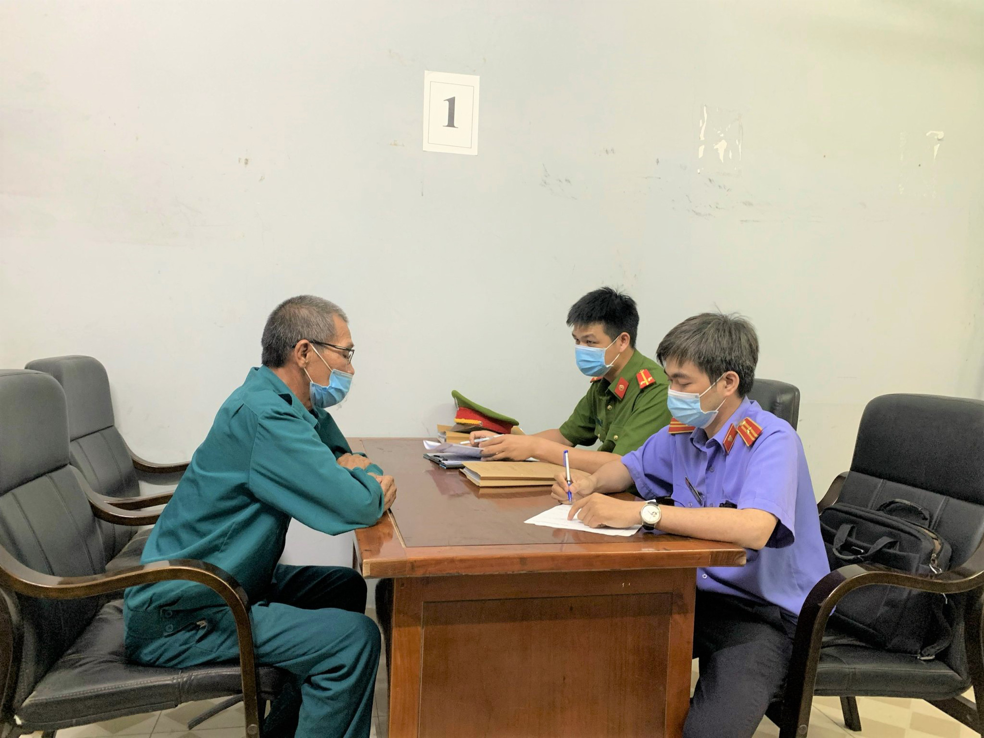 Viết đơn tố cáo Chủ tịch xã để "vòi tiền" 400 triệu đồng