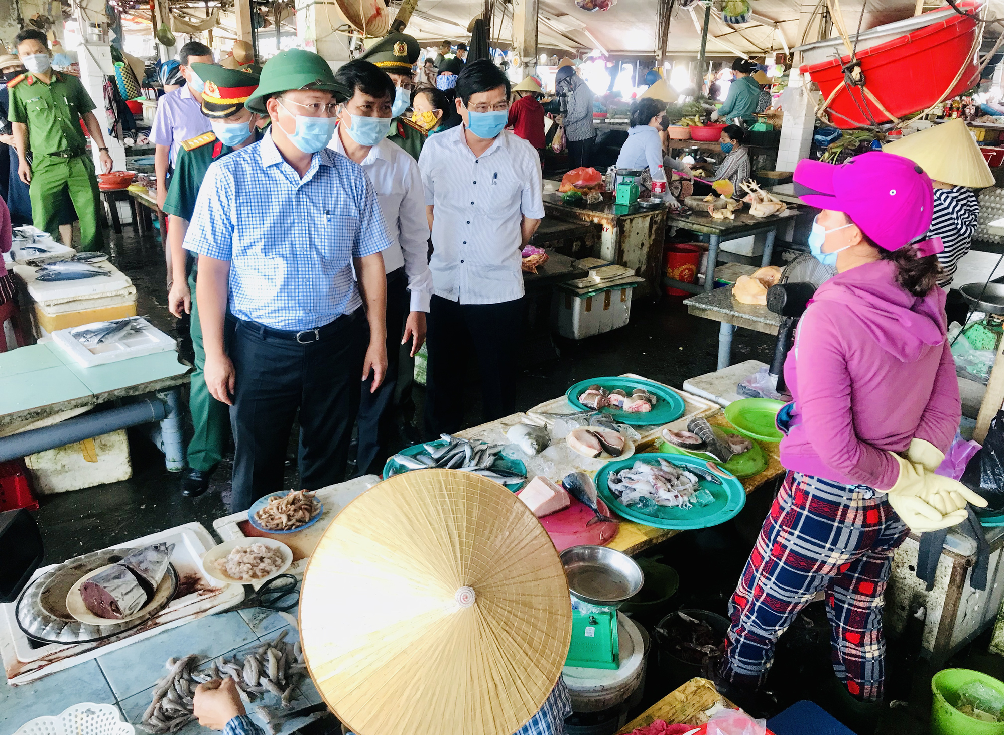 Quảng Nam: Người d&acirc;n đừng trốn về qu&ecirc;, ai c&oacute; nhu cầu sẽ được đ&oacute;n về - Ảnh 2.