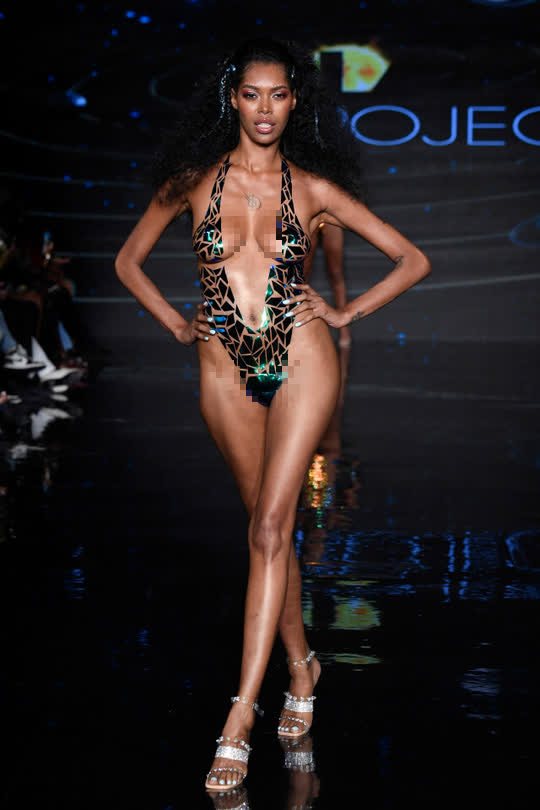 &ldquo;Nhức mắt&rdquo; với buổi tr&igrave;nh diễn bikini băng d&iacute;nh hở hết cỡ - Ảnh 2.
