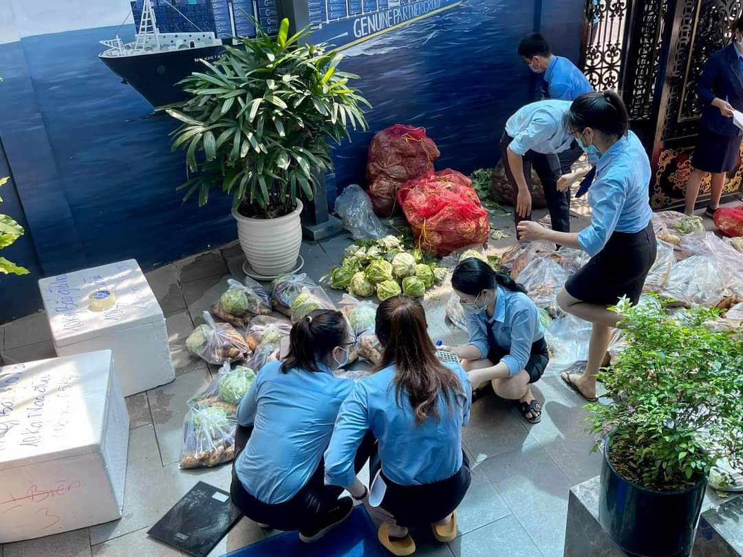 Xe tải đem thịt heo, rau củ, gạo... đến bán tận khu dân cư, người dân rủ nhau xếp hàng mua - Ảnh 7.