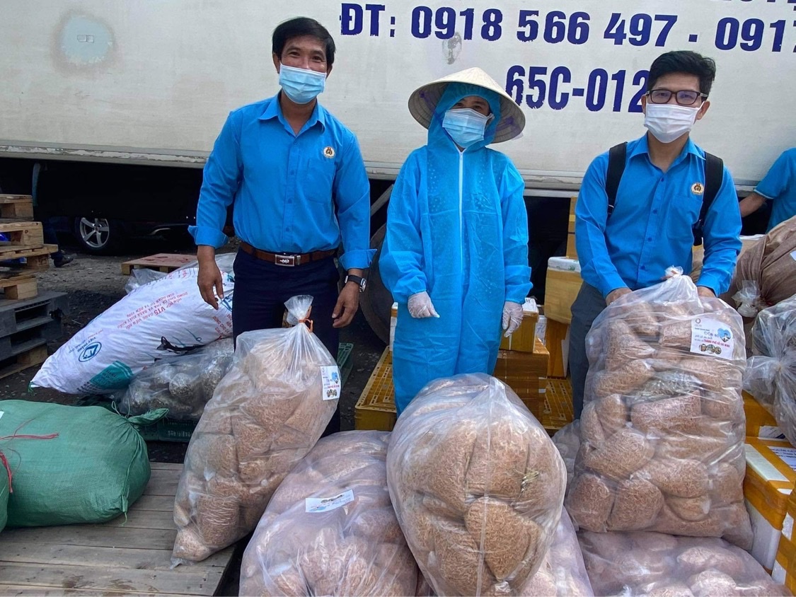 Ngư dân Quảng Bình tặng cá tươi cho công nhân bị cách ly, phong tỏa