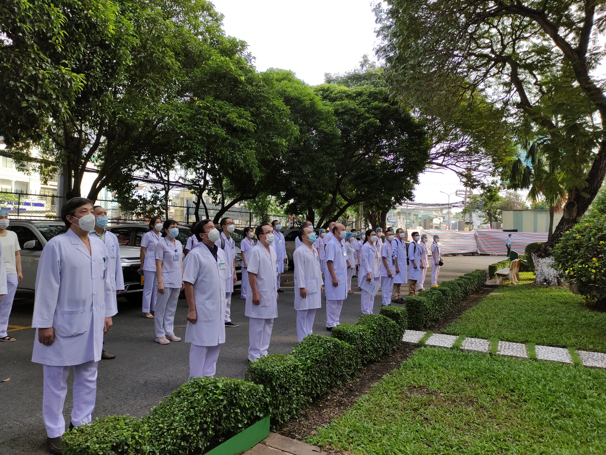 90 chiến sĩ &aacute;o trắng xuất qu&acirc;n đến bệnh viện điều trị Covid-19 - Ảnh 3.
