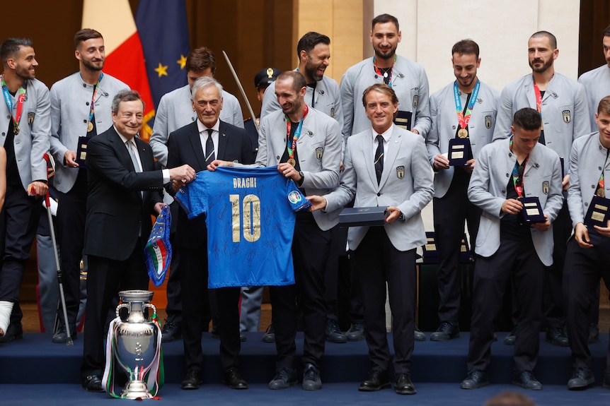 Ng&agrave;y về vinh quy b&aacute;i tổ của tuyển &Yacute; sau chức v&ocirc; địch Euro 2020 - Ảnh 10.