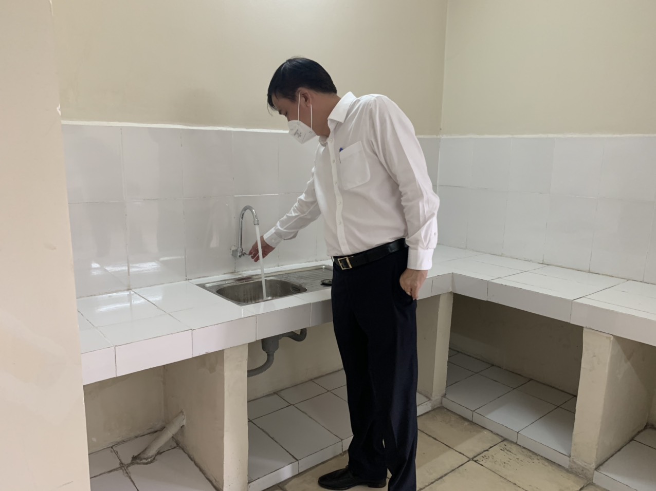 Sawaco: Đảm bảo nguồn nước cung cấp cho Khu cách ly tập trung, Bệnh viện dã chiến điều trị Covid-19 - Ảnh 2.