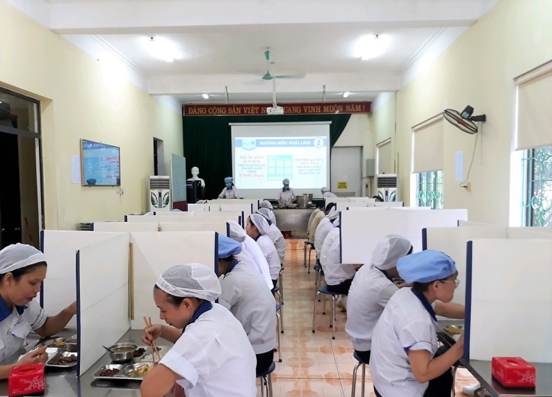 Nhân viên bán lẻ và sản xuất hàng tiêu dùng cần được tiêm vaccine sớm - Ảnh 3.