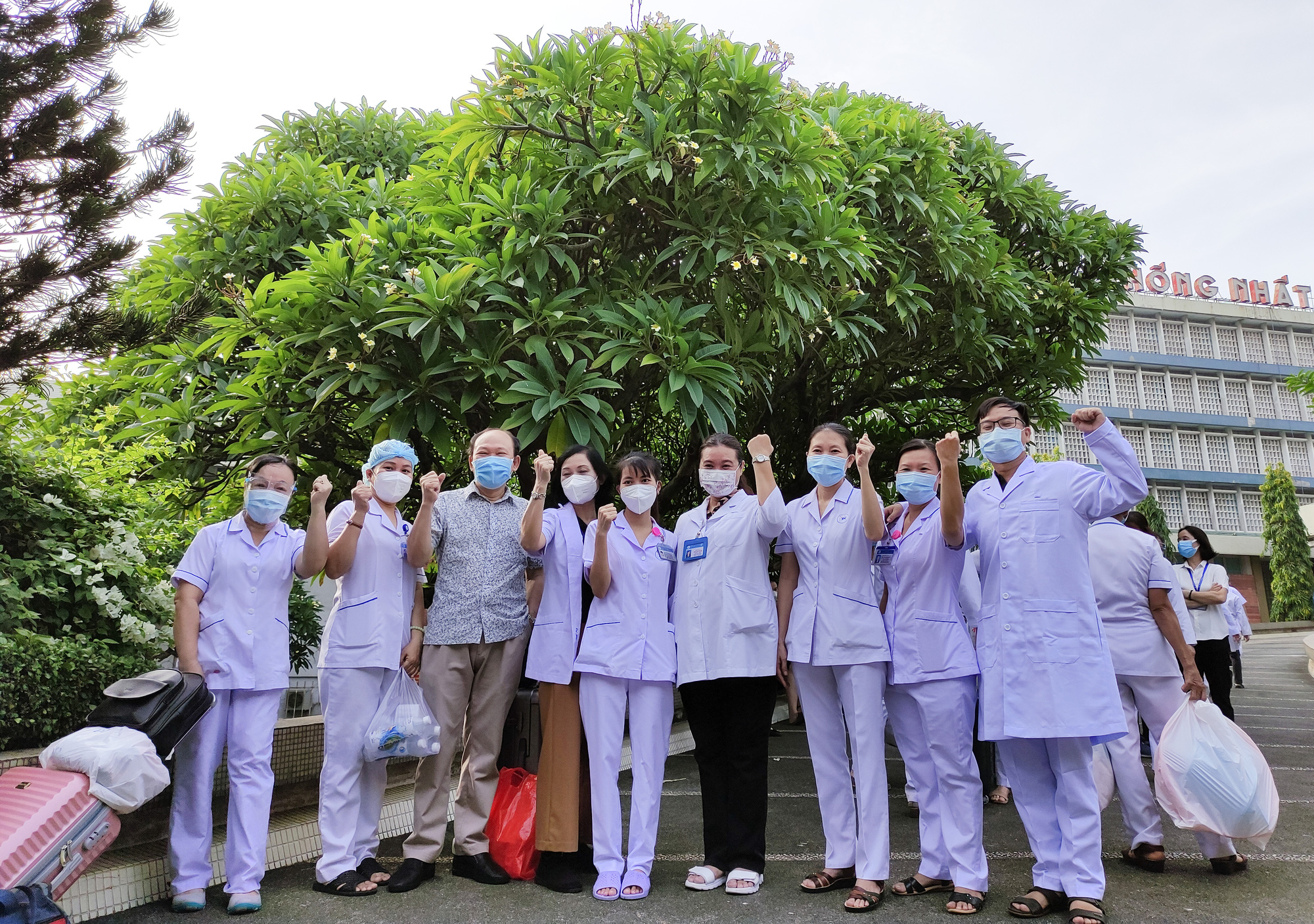 90 chiến sĩ &aacute;o trắng xuất qu&acirc;n đến bệnh viện điều trị Covid-19 - Ảnh 5.