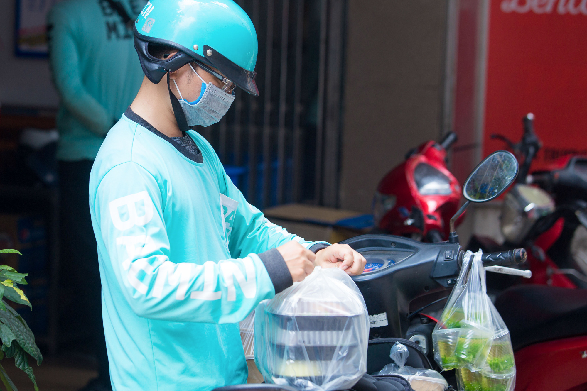 CLIP: Shipper &ldquo;đội nắng&rdquo; chạy hết c&ocirc;ng suất sau khi H&agrave; Nội dừng c&aacute;c dịch vụ tại chỗ - Ảnh 12.