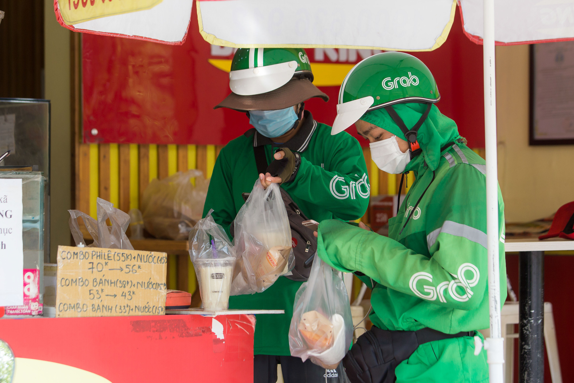 CLIP: Shipper &ldquo;đội nắng&rdquo; chạy hết c&ocirc;ng suất sau khi H&agrave; Nội dừng c&aacute;c dịch vụ tại chỗ - Ảnh 9.