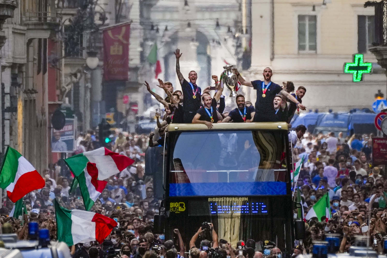 Ng&agrave;y về vinh quy b&aacute;i tổ của tuyển &Yacute; sau chức v&ocirc; địch Euro 2020 - Ảnh 13.