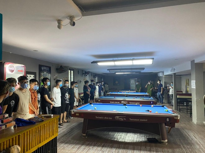 Chơi bi-a bất chấp lệnh cấm, nhóm thanh niên bị phạt 37 triệu đồng