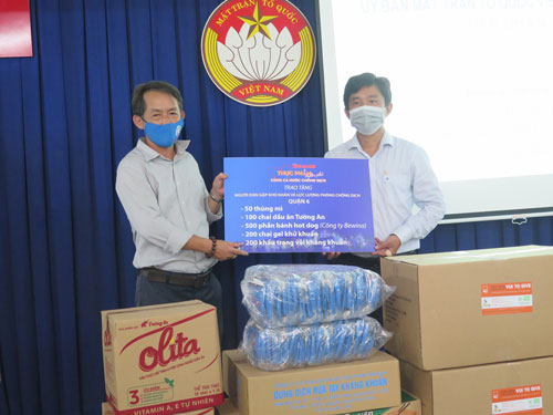 CHƯƠNG TRÌNH "THỰC PHẨM MIỄN PHÍ CÙNG CẢ NƯỚC CHỐNG DỊCH": Tiếp sức, hỗ trợ người dân quận 6