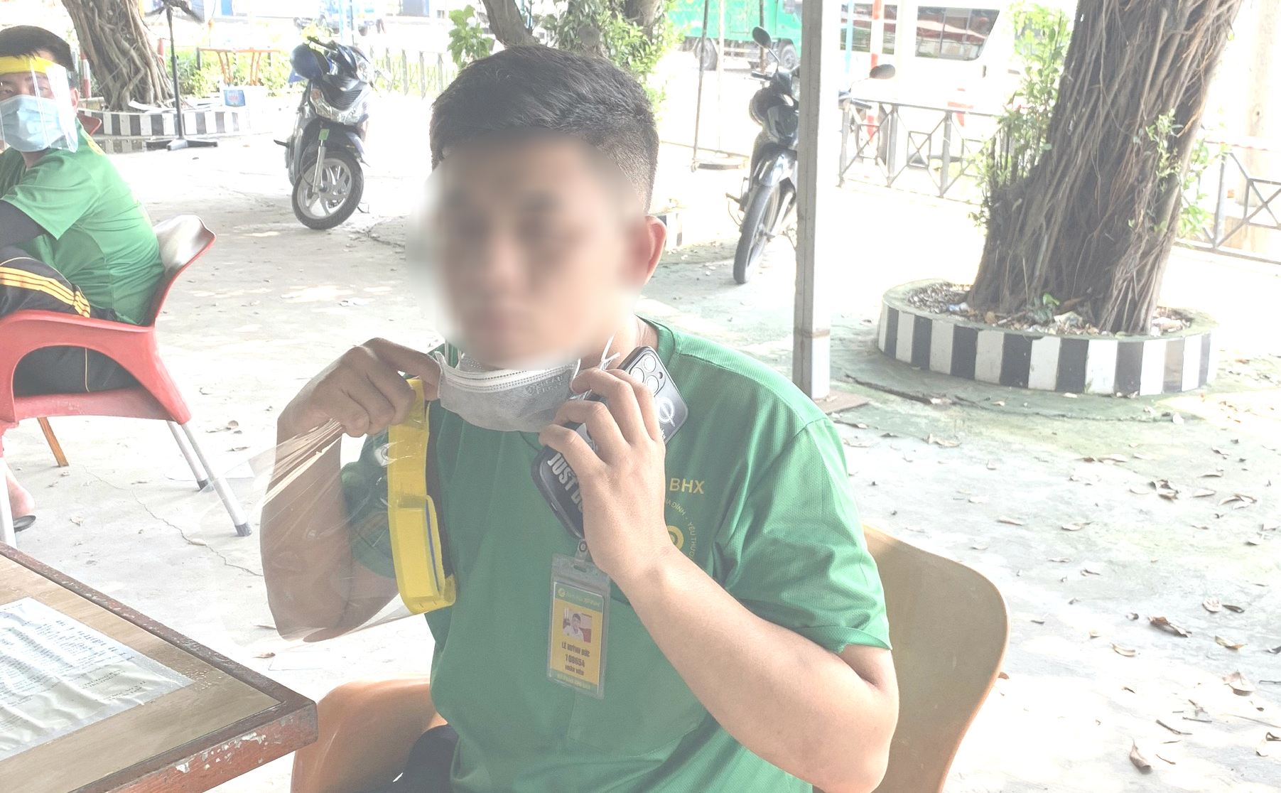T&acirc;n B&iacute; thư Hậu Giang kiểm tra thực tế, 7 địa phương khẩn trương dập dịch Covid-19 - Ảnh 6.